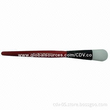 Foundation makeup brush, made of wooden handle with great synthetic hair
